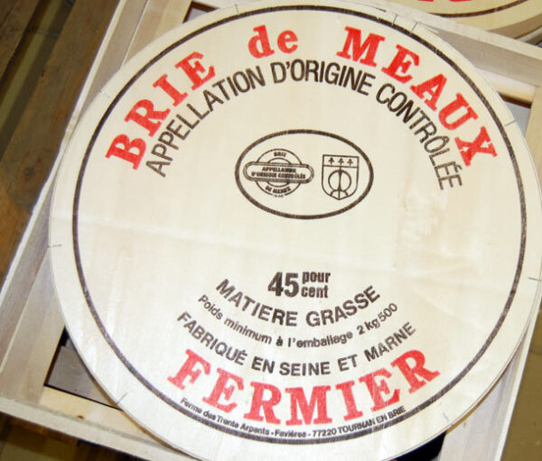 Brie de Meaux in box